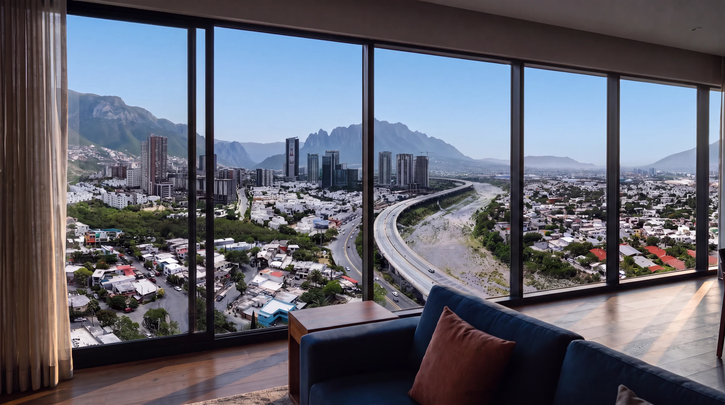 Vista desde la sala: la ciudad, la autopista y la Sierra Madre detrás del ventanal